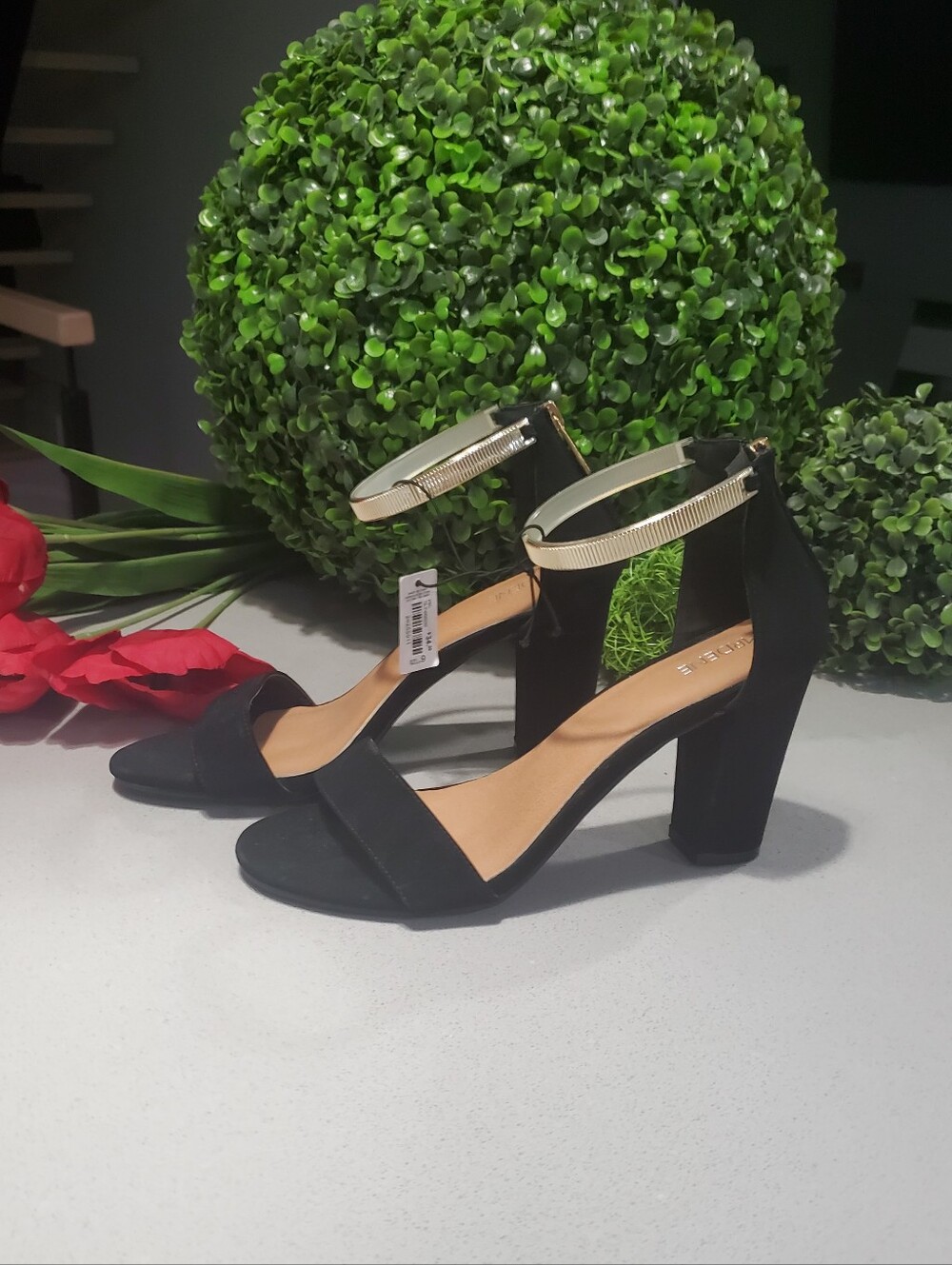 NWT Jolies Sandales Noires Et Dorées Neuves